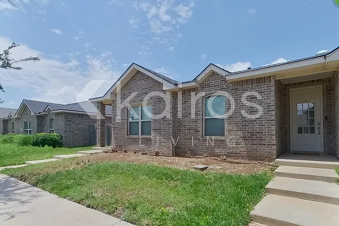 3 bed, 2.0 bath, 1755 sqft, $2,045 — Photo 2