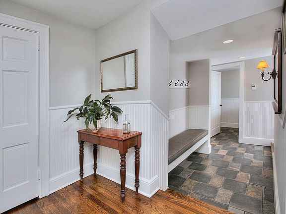 Spacious Entrance & Mudroom