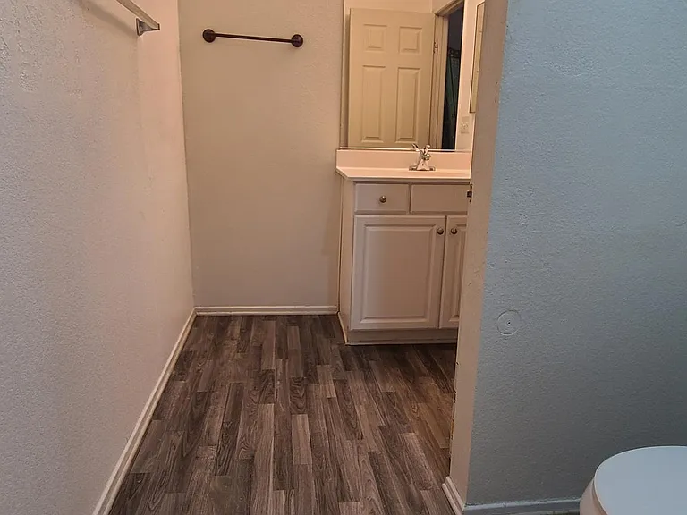 Common bathroom upstairs