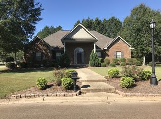 97 S Glen Brook Dr, Grenada, MS 38901