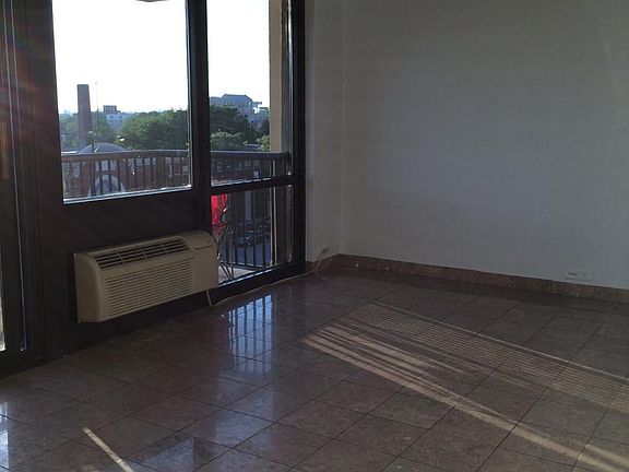 2nd image of 2901 S Michigan Ave APT 204