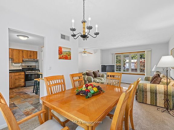 5th image of 2215 Evergreen Ln