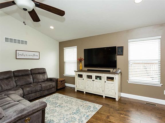 5th image of 305 Magoffin Trails Ct