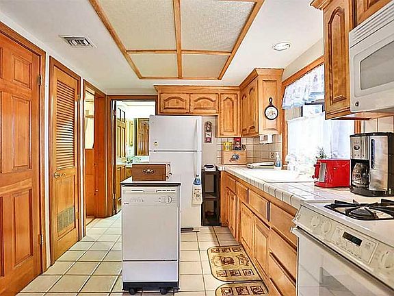 2nd image of 2061 Cedar Ln