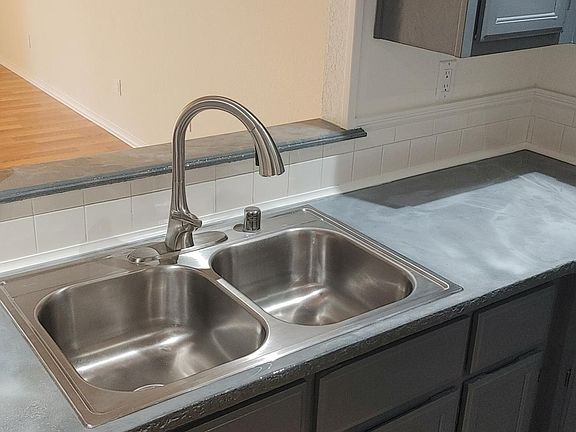 3rd image of 505 Carroll Dr