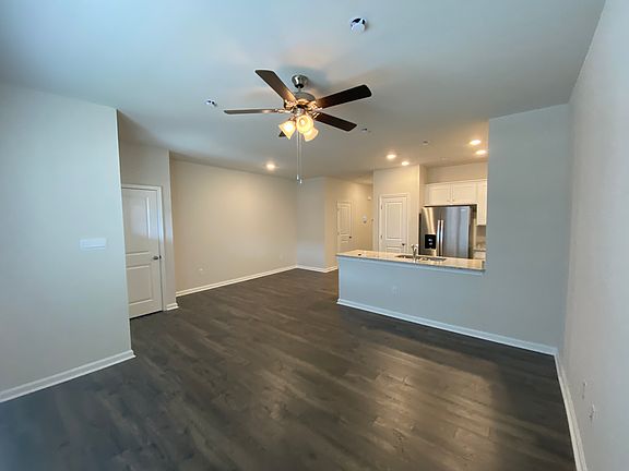 5th image of 1527 Stanford Ln
