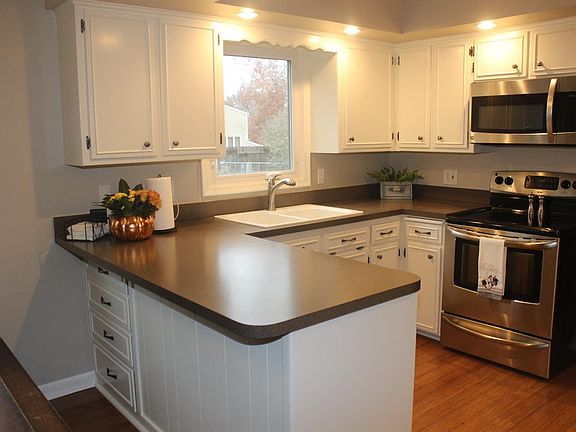 3rd image of 2330 S Canterbury Ln