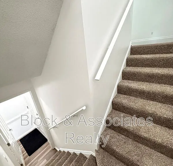 401 Holly Berry Ln — Photo 33