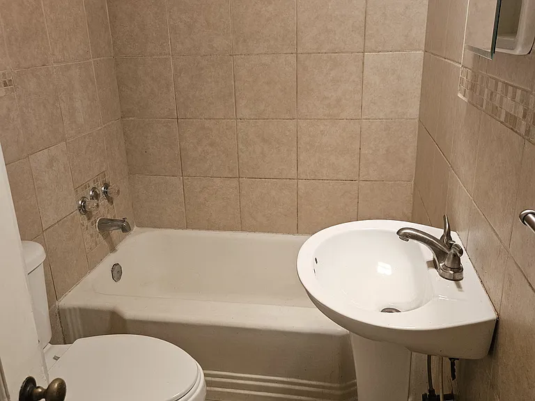 1035 W Ash Ave #B — Photo 5