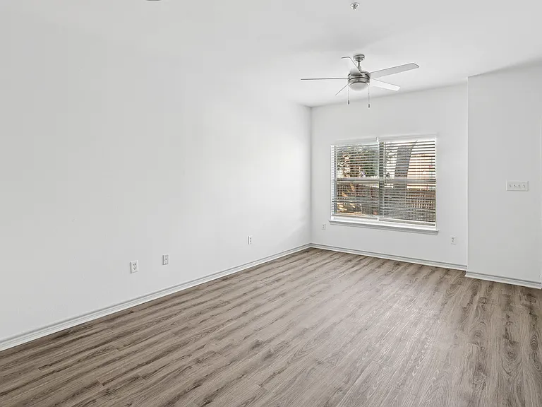 8004 W Virginia Dr — Photo 4