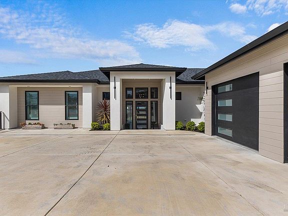 2nd image of 3623 Crescent Circle