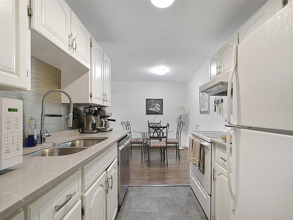 5th image of 848 Esquimalt Rd #7
