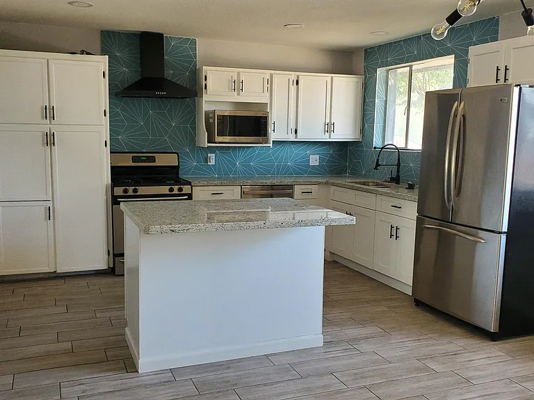 3020 N 54th Ln — Photo 3