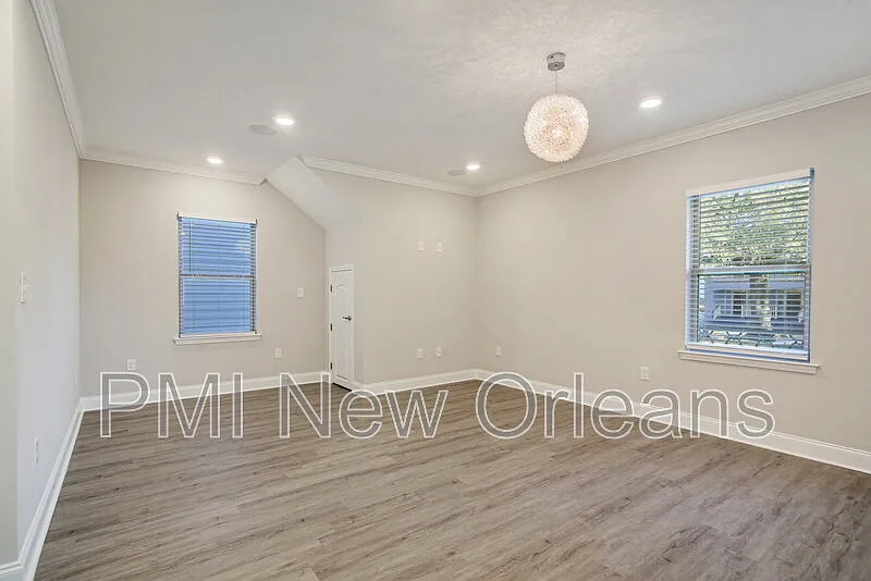 Mid City — Photo 3