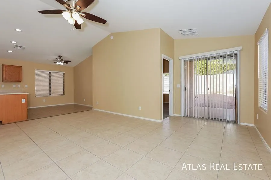 Stunning 4 Bed/2 Bath Single Level home located in San Tan Valley! Featuring split floorplan! — Photo 2