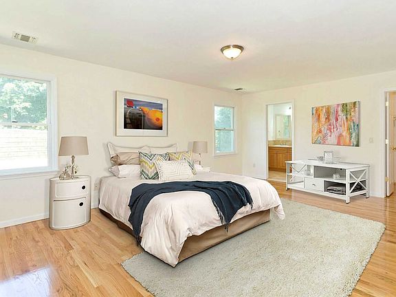 4th image of 18 Laurel Ave #L