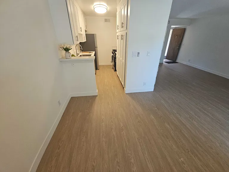 Coldwater Canyon Ave — Photo 24