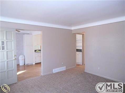 Nice open concept to dining rm