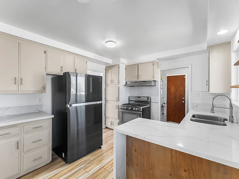 1326 W Avenue H10 — Photo 10