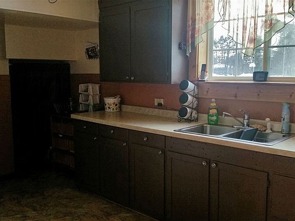 3rd image of 704 Celia St