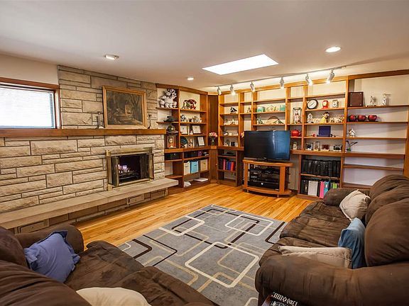 3rd image of 305 Susan Ln
