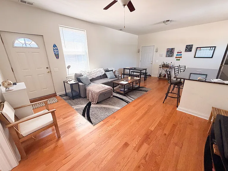 718-20 W Buckingham Pl — Photo 6