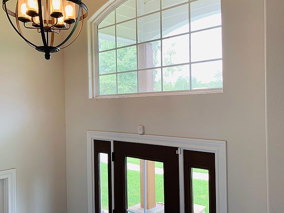 5th image of 305 Northwood Park