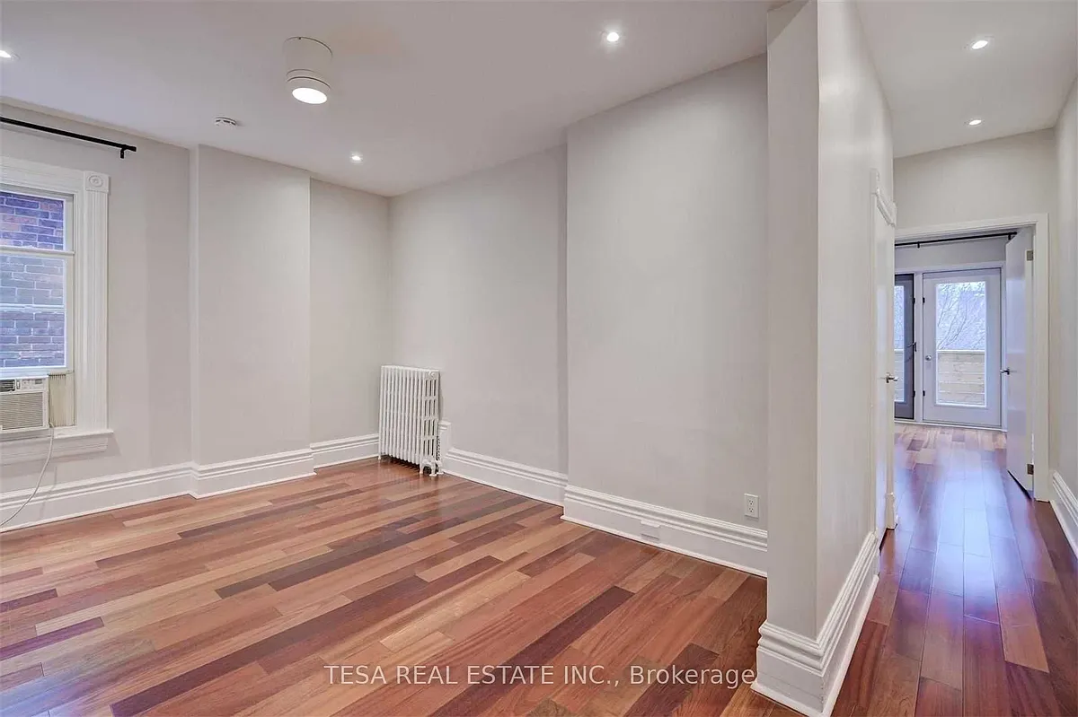 Building Photo - 648 Bathurst St #2