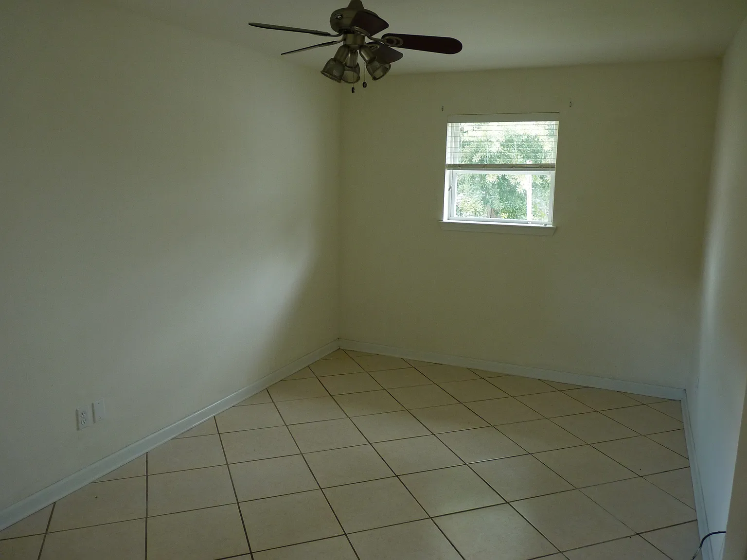 3 bed, 954 sqft, $1,350 — Photo 4