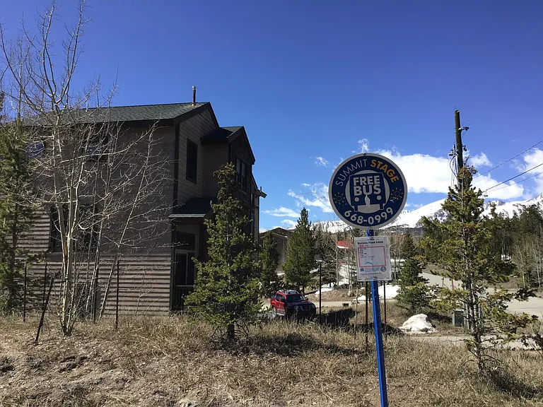 Bus stop to town, ski area, less than 100 feet away.