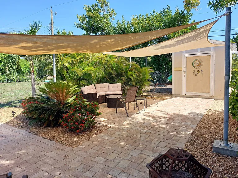 1541 Crest Dr — Photo 23