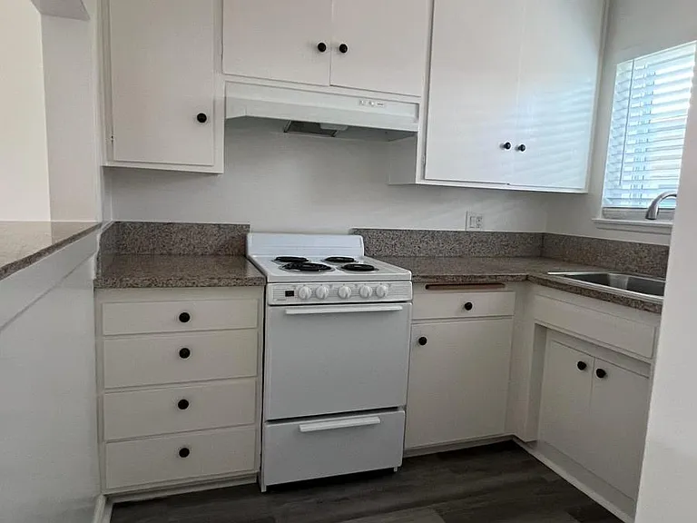 6245 Kester Ave — Photo 8