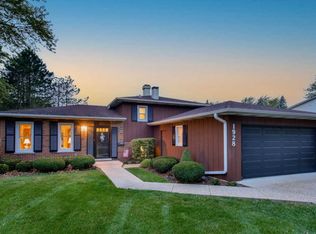 1928 Nottingham Ln, Wheaton, IL 60189