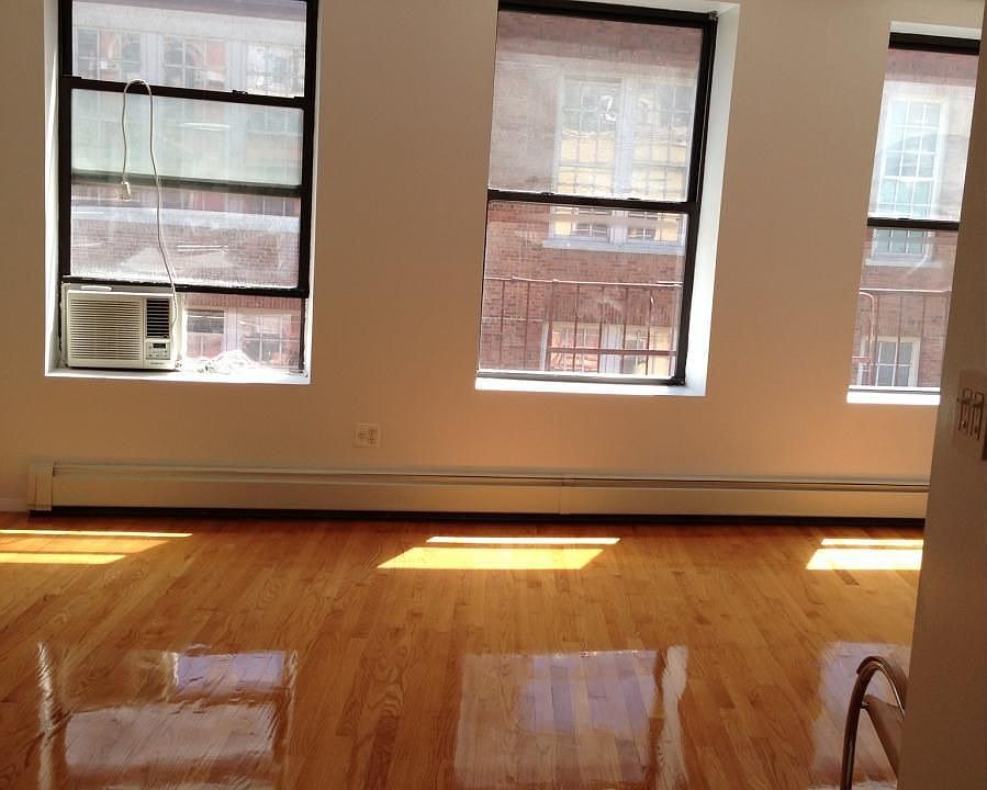 2nd image of 140 Baxter St