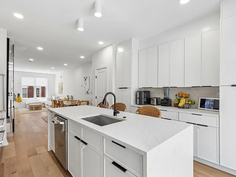 2231 Pemberton St — Photo 10