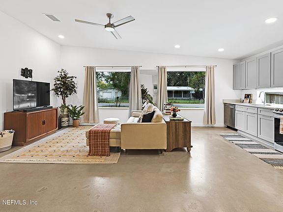 5th image of 370 CAPE Avenue