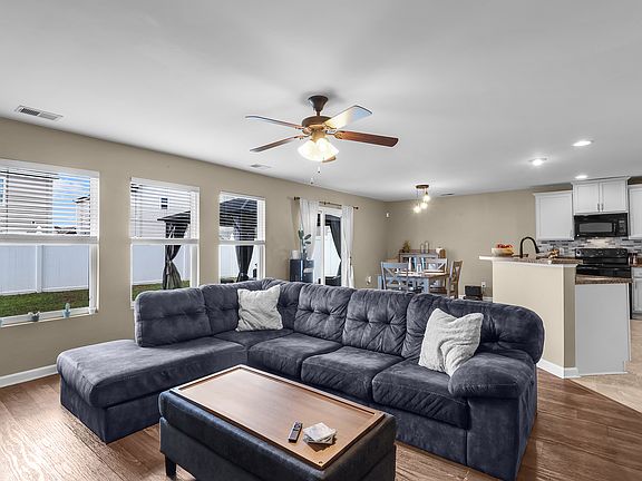 5th image of 304 Connor Ct