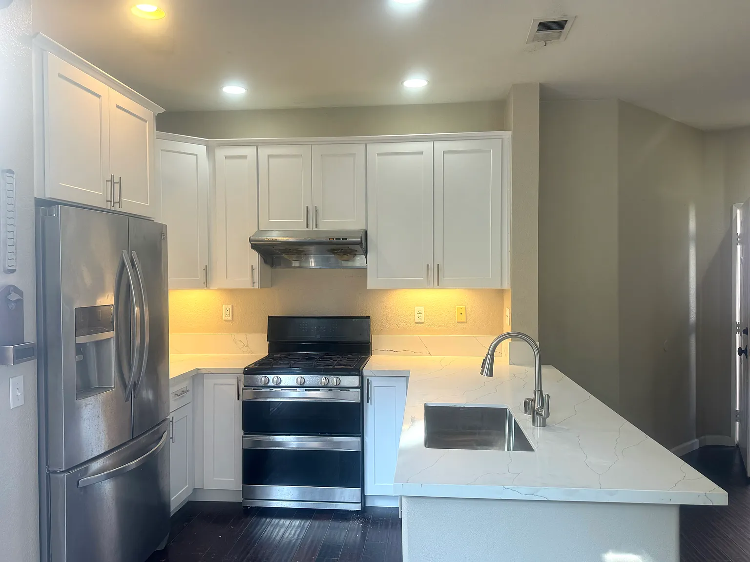 3 bed, 2.5 bath, 1058 sqft, $3,700 — Photo 4