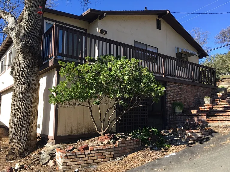 3690 Tulare St — Photo 2