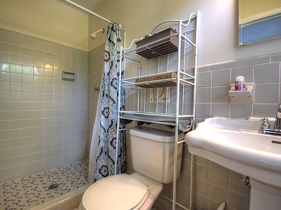 3rd image of 174 Clairbourne Ave