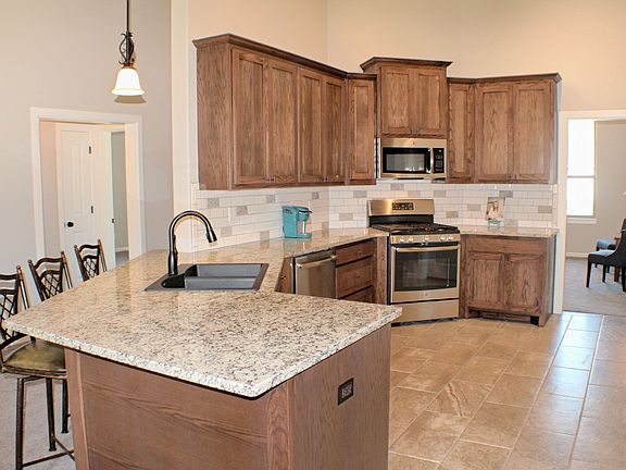Kitchen w/upgraded appliance