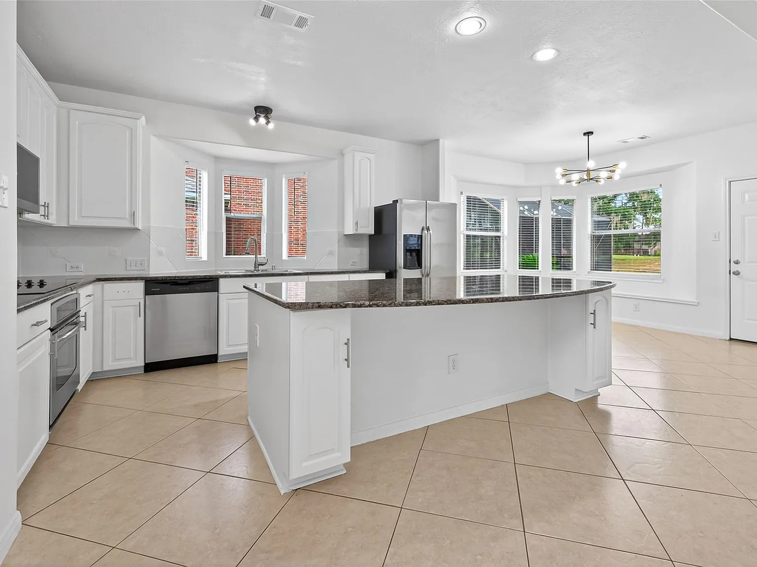 5 bed, 3.0 bath, 3299 sqft, $2,750 — Photo 4
