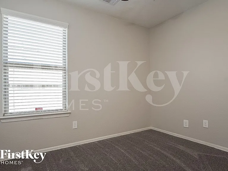 106 W Red Oak Ln — Photo 12