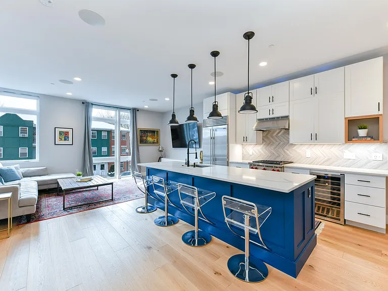 170 W Broadway #204 — Photo 7
