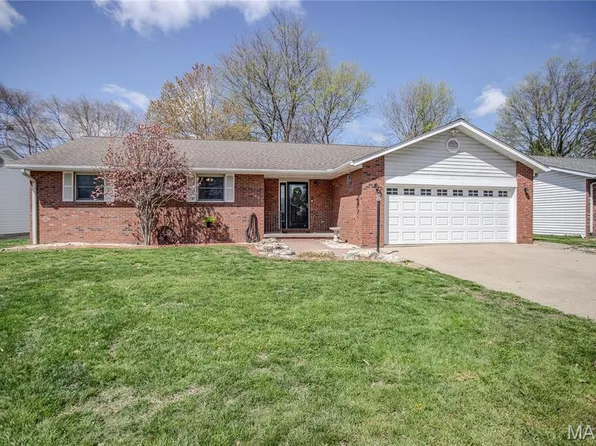 40 Sunset Dr, Highland, IL 62249