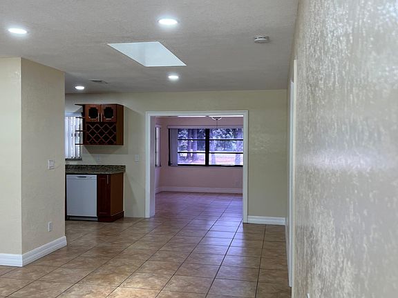 4th image of 204 E 7th St