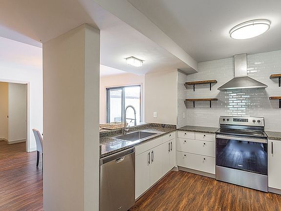 Open to breakfast room
