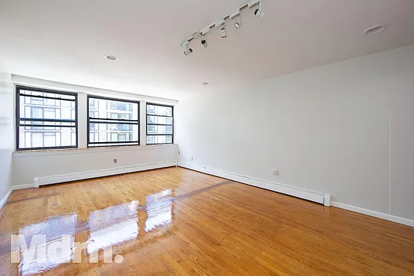 Rented by Mdrn Residential | media 10