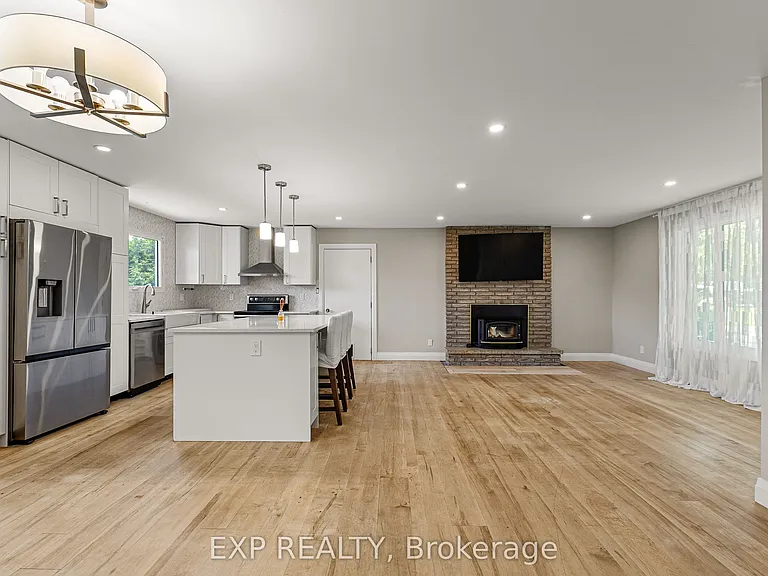 10 Queen Anne Cres — Photo 5