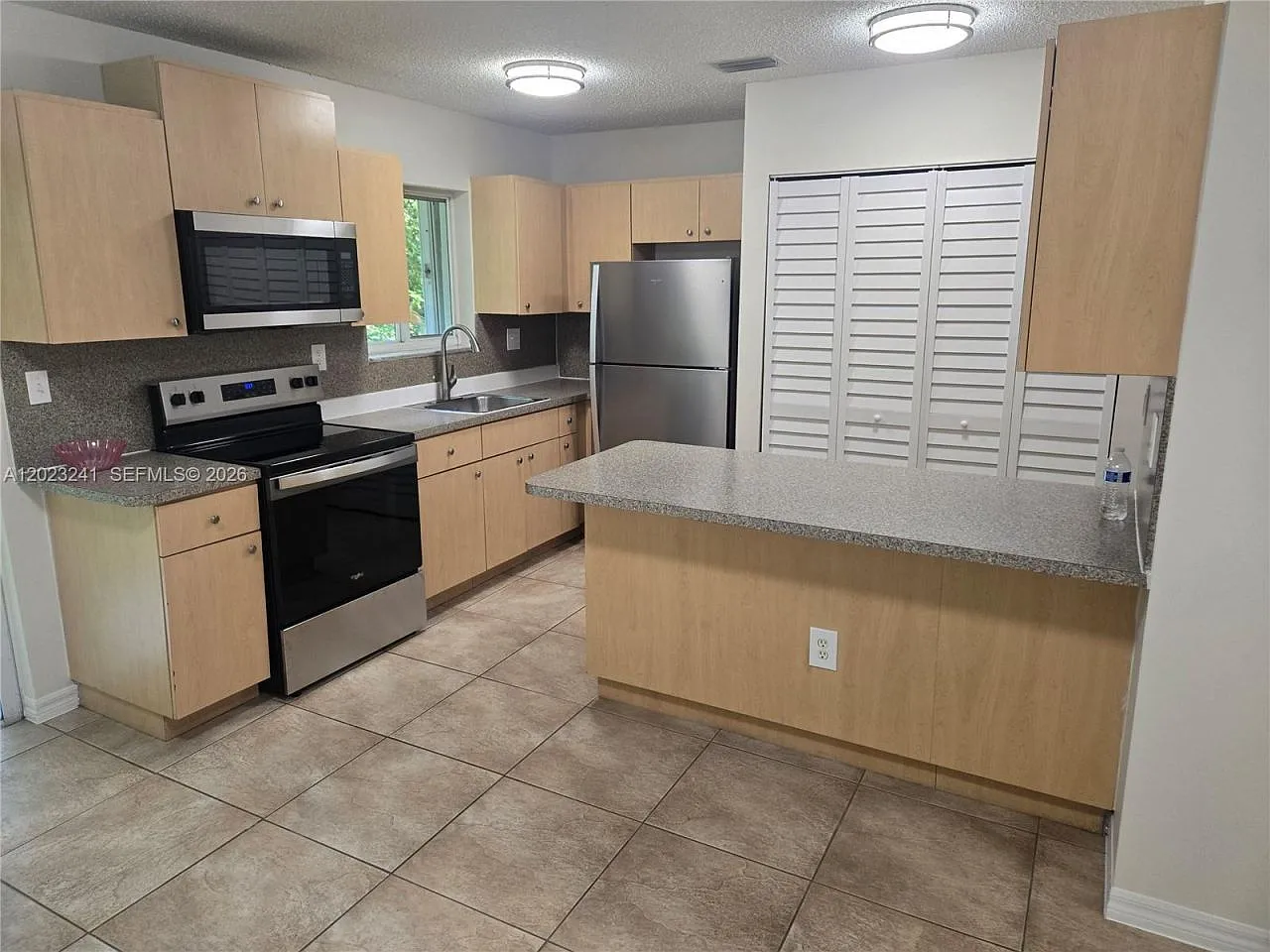 3 bed, 2.0 bath, 1164 sqft, $2,600 — Photo 4